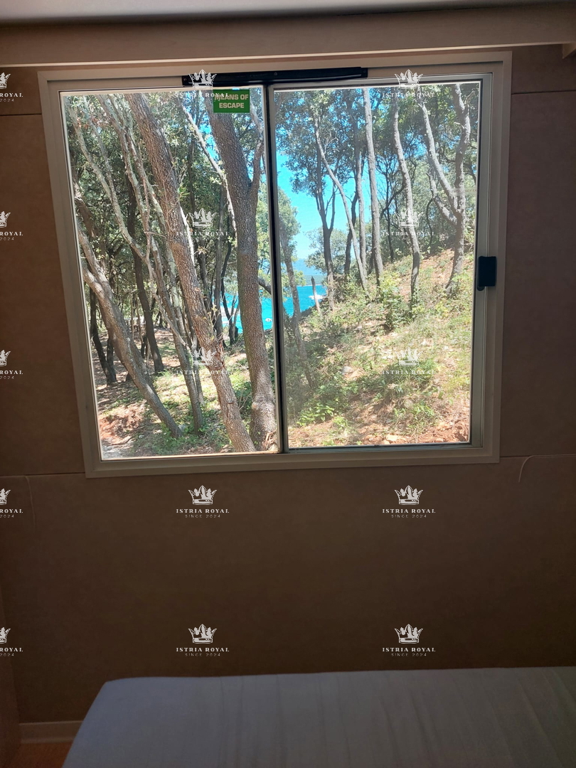 Dve urejeni parceli z mobilnimi hišicami – 30 sekund od plaže – vrhunska naložba v Istri